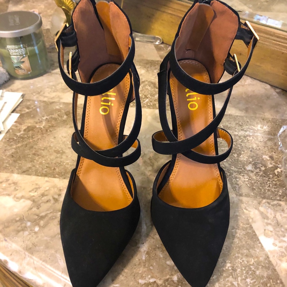 Black high heel pumps